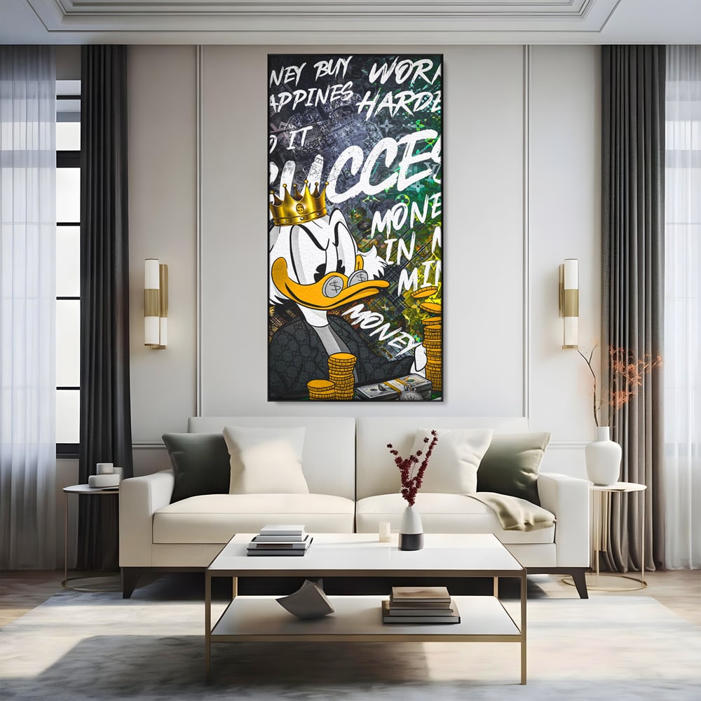 Tablou canvas cu tablou canvas cu rata stilizata si bani, in rama de aluminiu negru, pe perete intr-un living