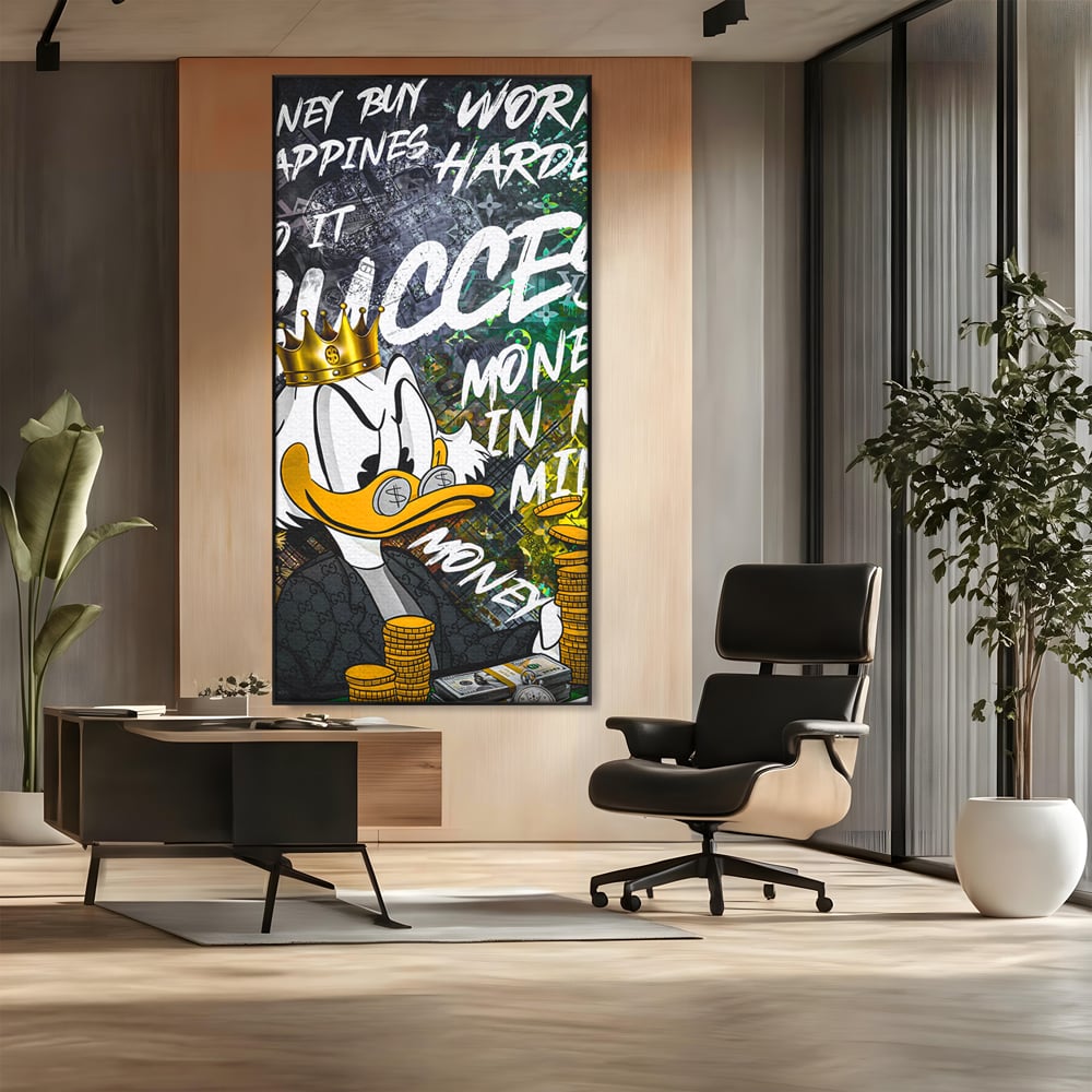 Tablou canvas cu tablou canvas cu rata stilizata si bani, in rama de aluminiu negru, pe perete intr-un birou