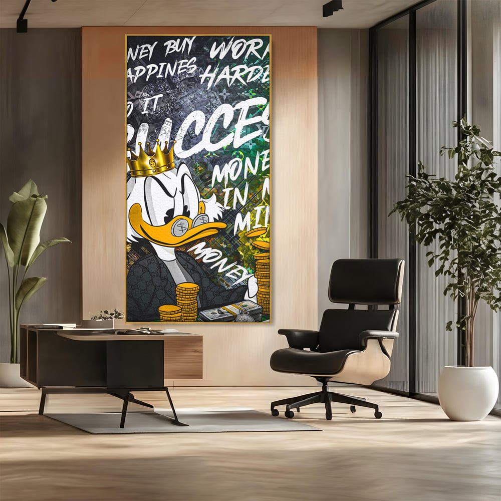 Tablou canvas cu tablou canvas cu rata stilizata si bani, in rama de aluminiu auriu, pe perete intr-un birou