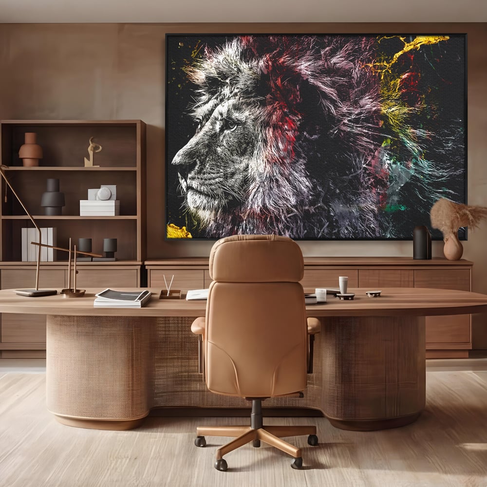 Tablou canvas cu ilustratie digitala cu profil de leu, in rama de aluminiu negru, pe perete intr-un birou