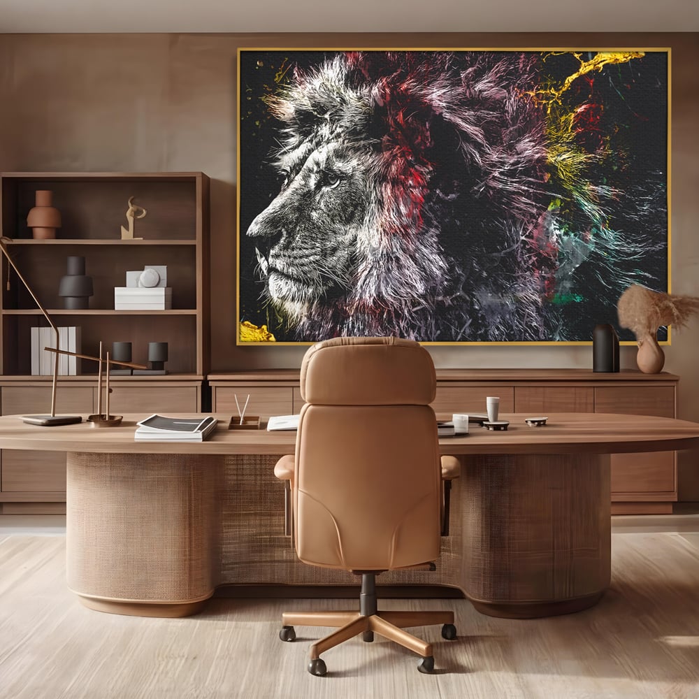 Tablou canvas cu ilustratie digitala cu profil de leu, in rama de aluminiu auriu, pe perete intr-un birou