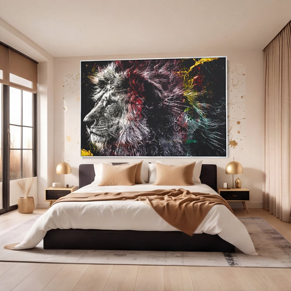 Tablou canvas cu ilustratie digitala cu profil de leu, in rama de aluminiu argintiu, pe perete intr-un dormitor