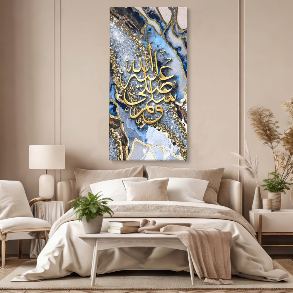 Tablou canvas cu tablou canvas cu litere arabe si efect de geoda, fara rama, pe sasiu de lemn, pe perete intr-un dormitor