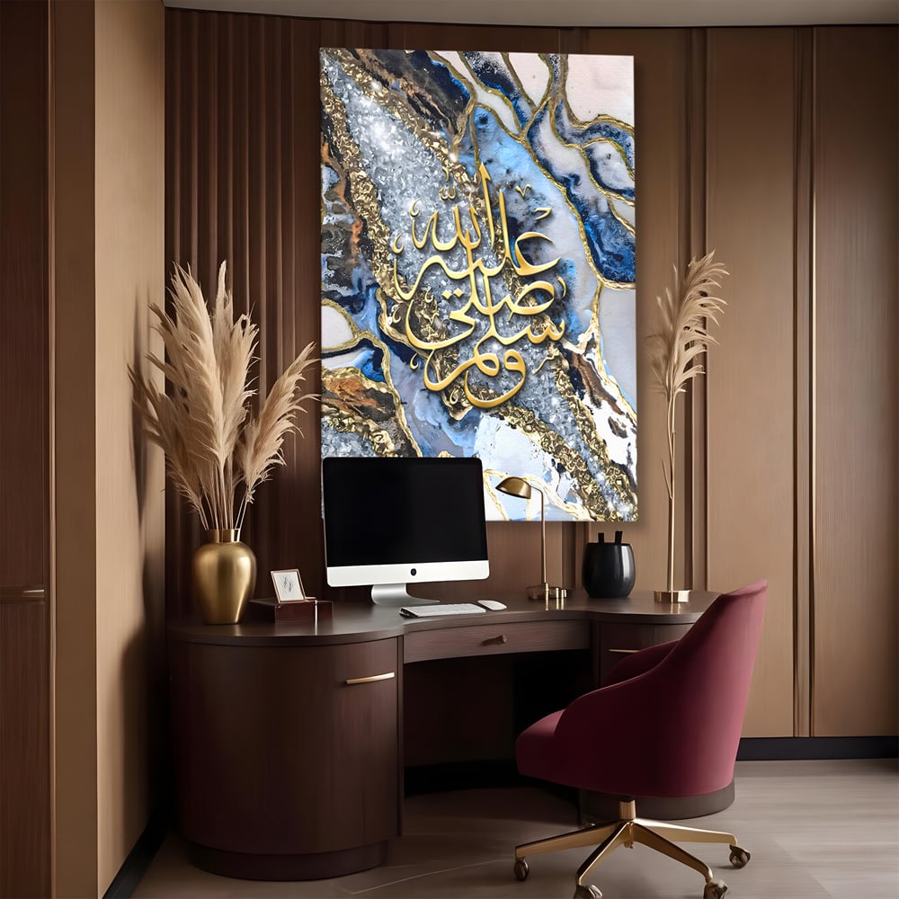 Tablou canvas cu tablou canvas cu litere arabe si efect de geoda, fara rama, pe sasiu de lemn, pe perete intr-un birou