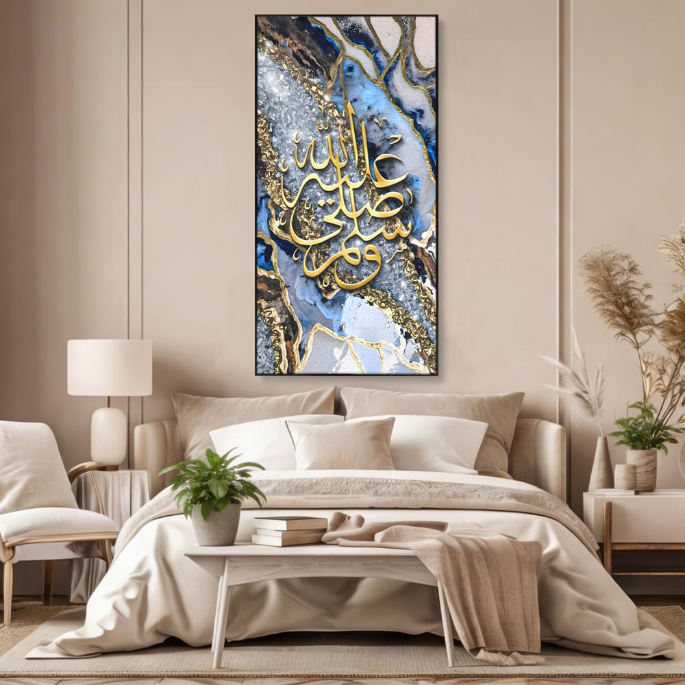 Tablou canvas cu tablou canvas cu litere arabe si efect de geoda, in rama de aluminiu negru, pe perete intr-un dormitor