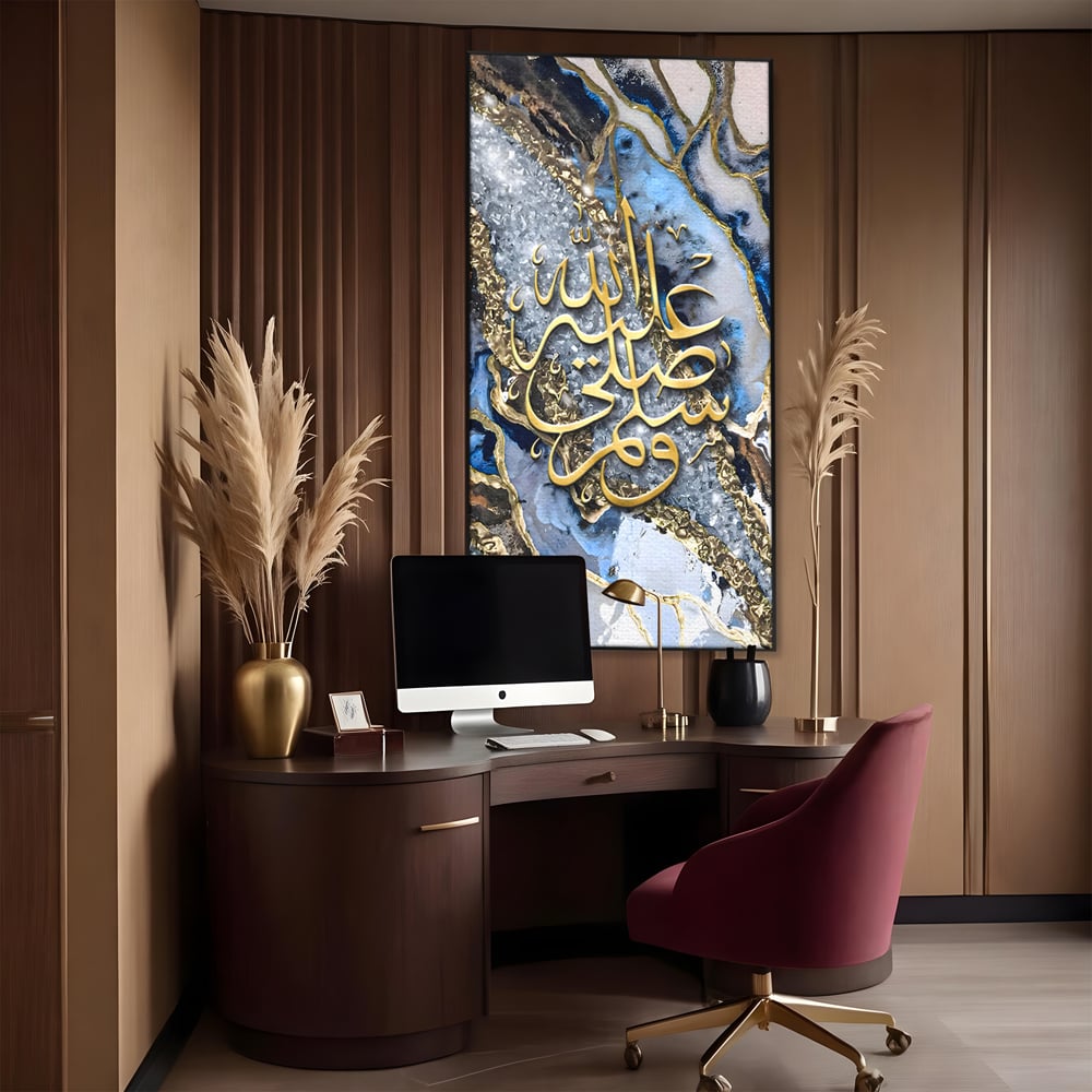 Tablou canvas cu tablou canvas cu litere arabe si efect de geoda, in rama de aluminiu negru, pe perete intr-un birou