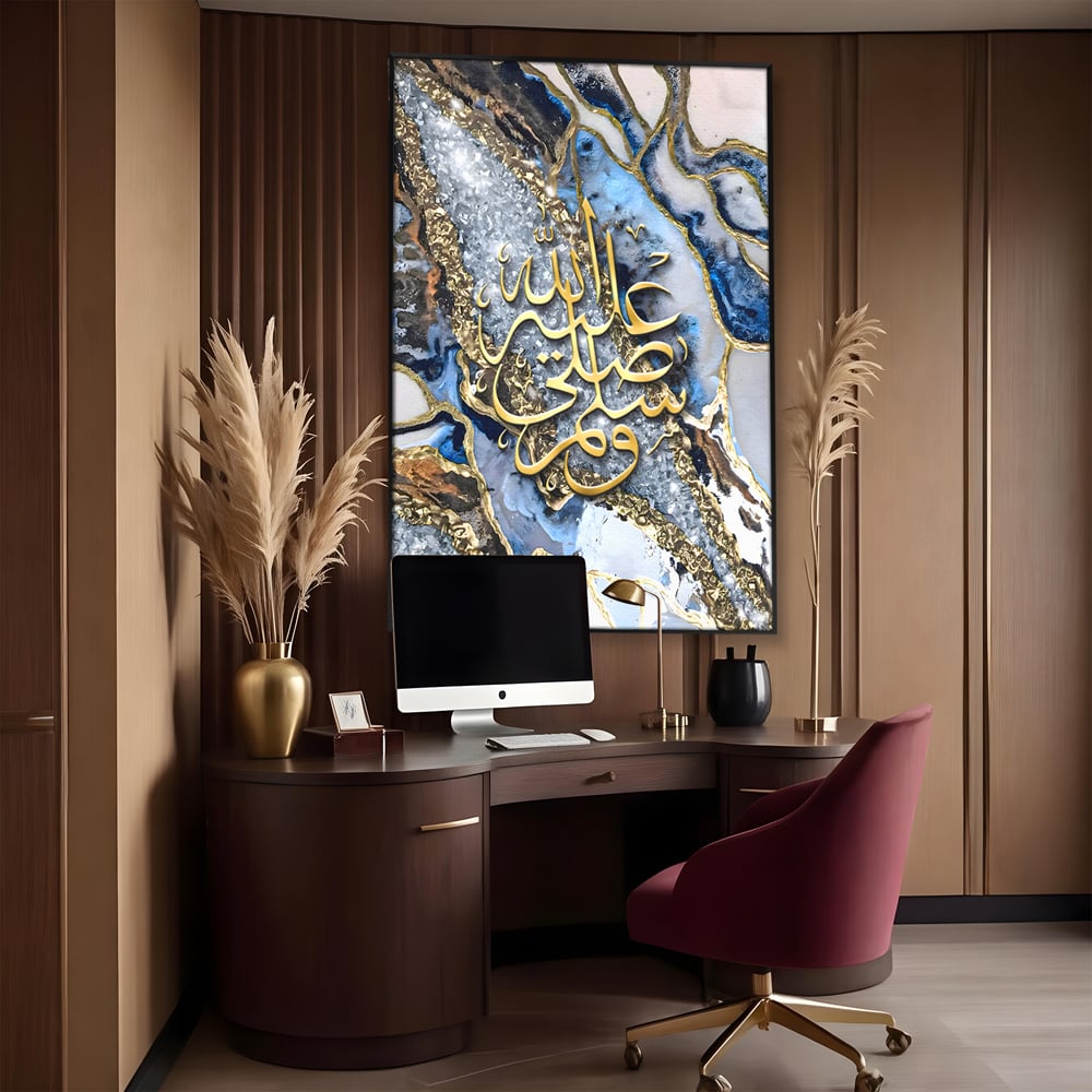 Tablou canvas cu tablou canvas cu litere arabe si efect de geoda, in rama de aluminiu negru, pe perete intr-un birou