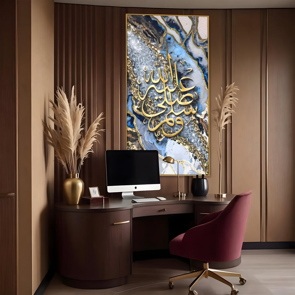 Tablou canvas cu tablou canvas cu litere arabe si efect de geoda, in rama de aluminiu auriu, pe perete intr-un birou