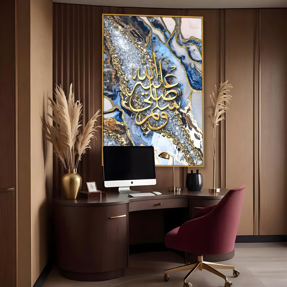 Tablou canvas cu tablou canvas cu litere arabe si efect de geoda, in rama de aluminiu auriu, pe perete intr-un birou