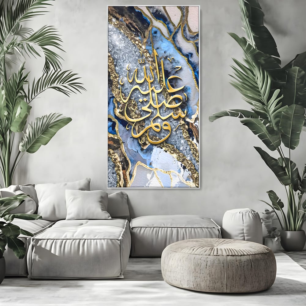 Tablou canvas cu tablou canvas cu litere arabe si efect de geoda, in rama de aluminiu argintiu, pe perete intr-un living