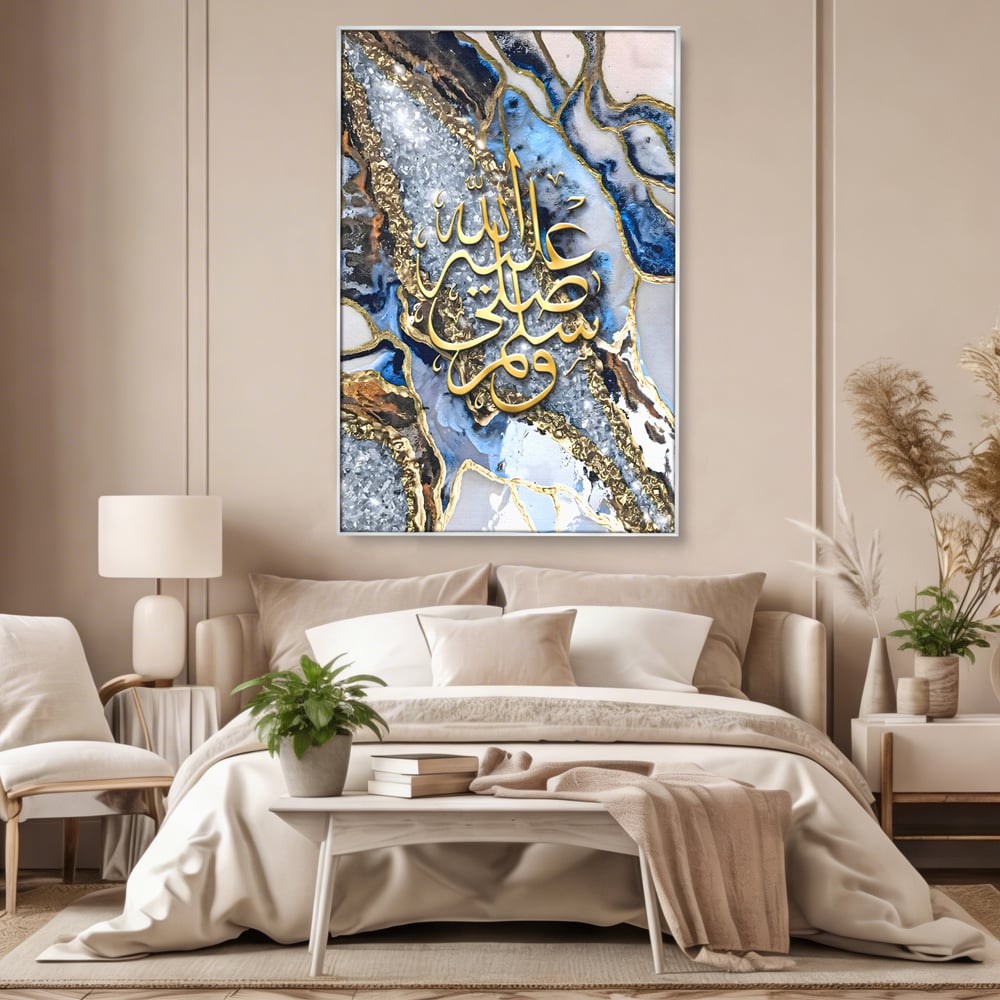 Tablou canvas cu tablou canvas cu litere arabe si efect de geoda, in rama de aluminiu argintiu, pe perete intr-un dormitor
