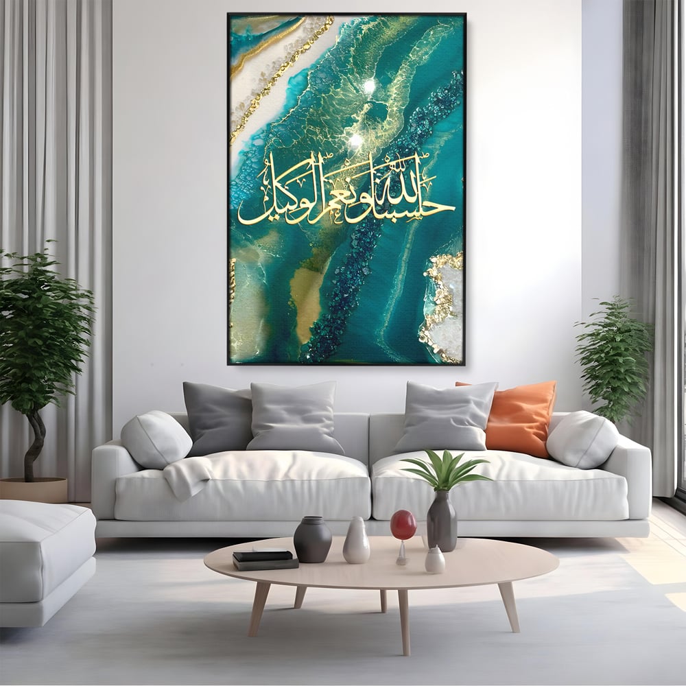 Tablou canvas cu tablou canvas cu scriere araba si rasina, in rama de aluminiu negru, pe perete intr-un living