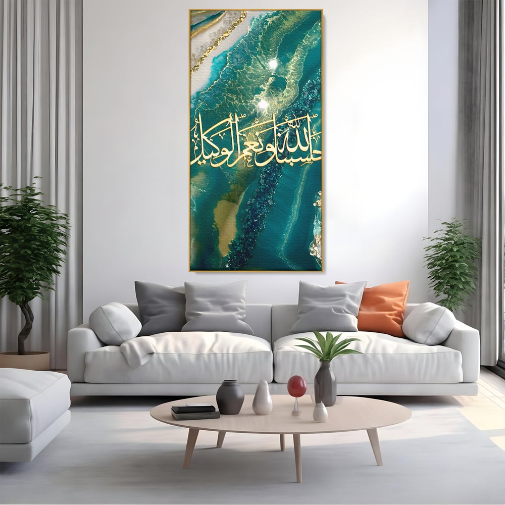 Tablou canvas cu tablou canvas cu scriere araba si rasina, in rama de aluminiu auriu, pe perete intr-un living