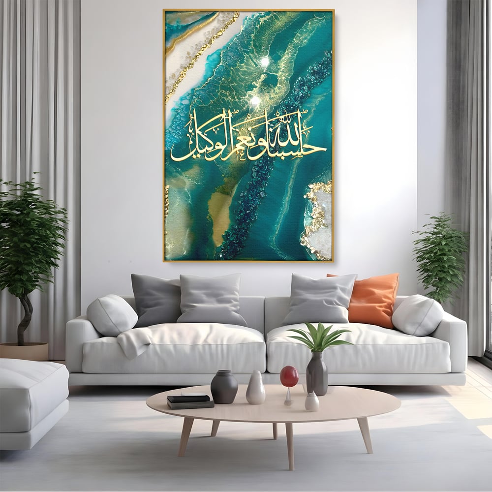 Tablou canvas cu tablou canvas cu scriere araba si rasina, in rama de aluminiu auriu, pe perete intr-un living