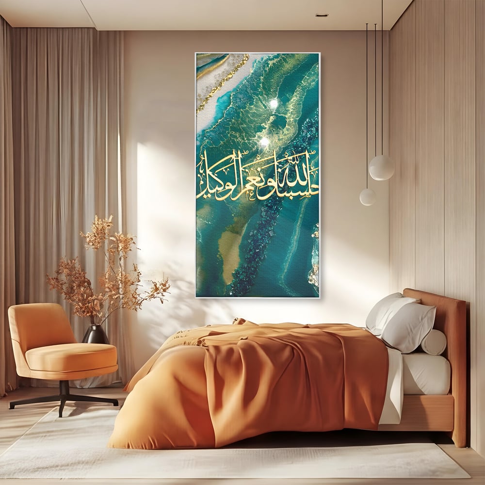 Tablou canvas cu tablou canvas cu scriere araba si rasina, in rama de aluminiu argintiu, pe perete intr-un dormitor