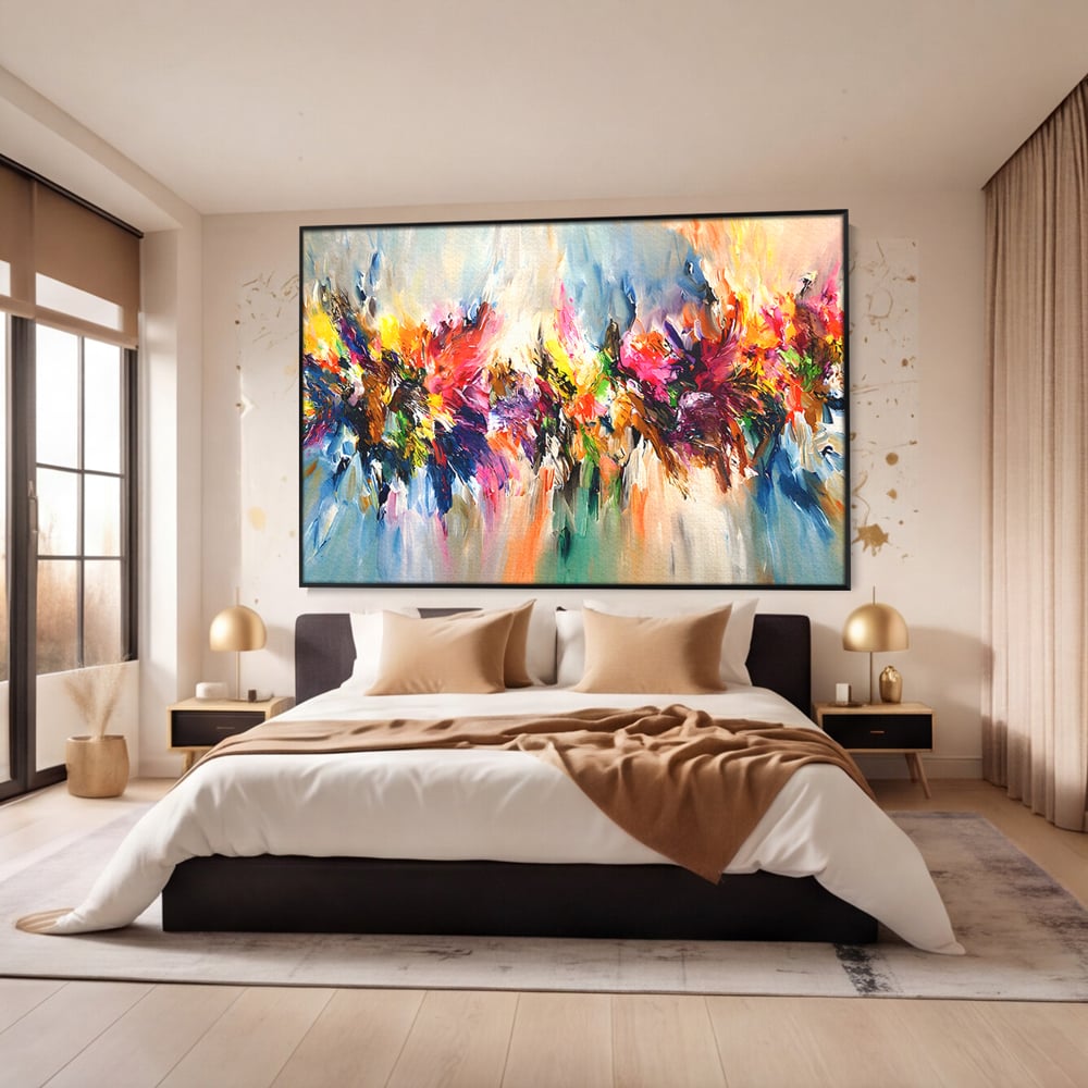 Tablou canvas cu pictura abstracta cu explozie de culoare, in rama de aluminiu negru, pe perete intr-un dormitor