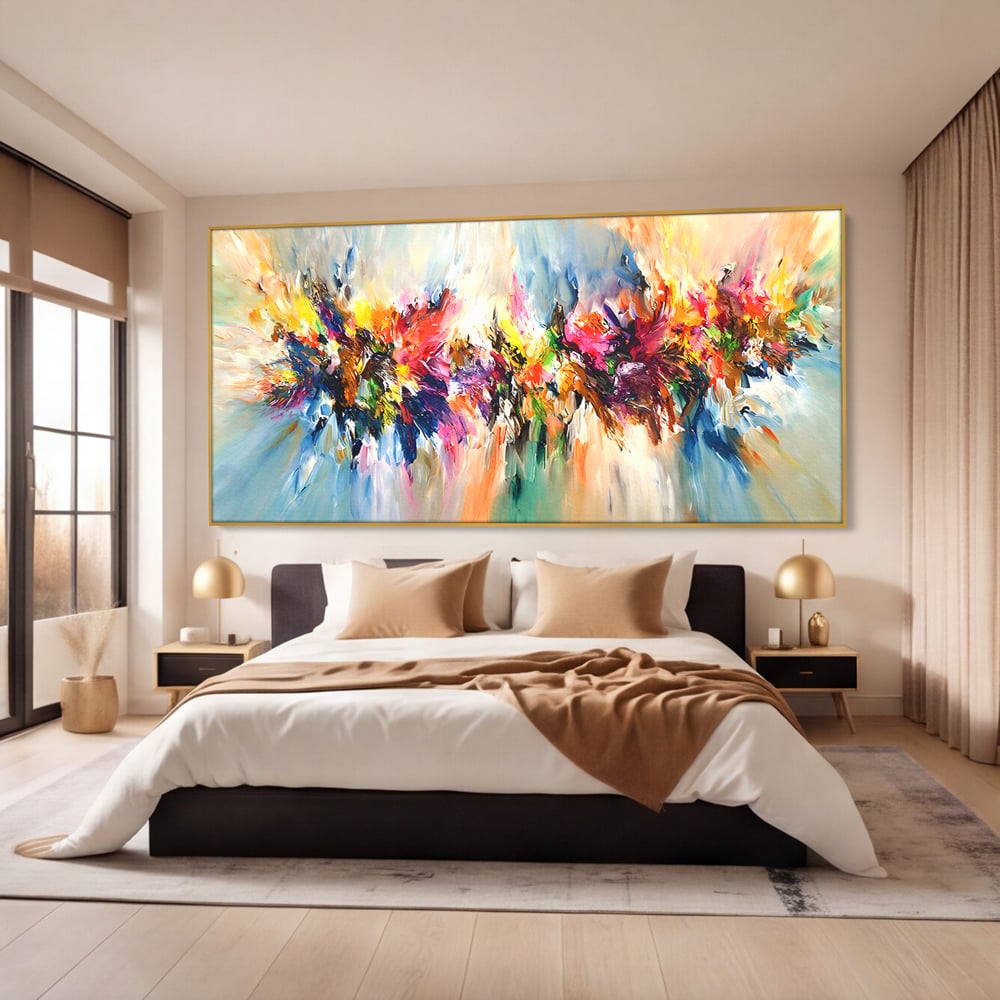 Tablou canvas cu pictura abstracta cu explozie de culoare, in rama de aluminiu auriu, pe perete intr-un dormitor