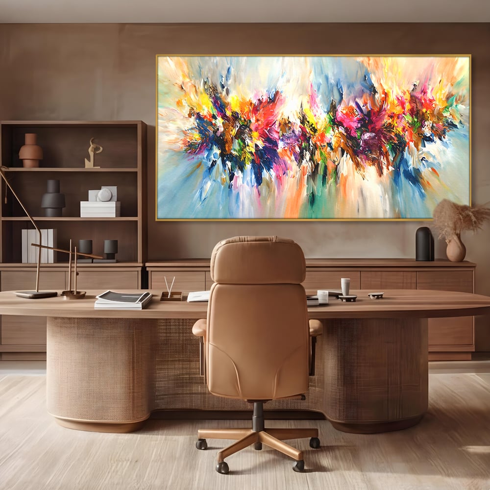 Tablou canvas cu pictura abstracta cu explozie de culoare, in rama de aluminiu auriu, pe perete intr-un birou