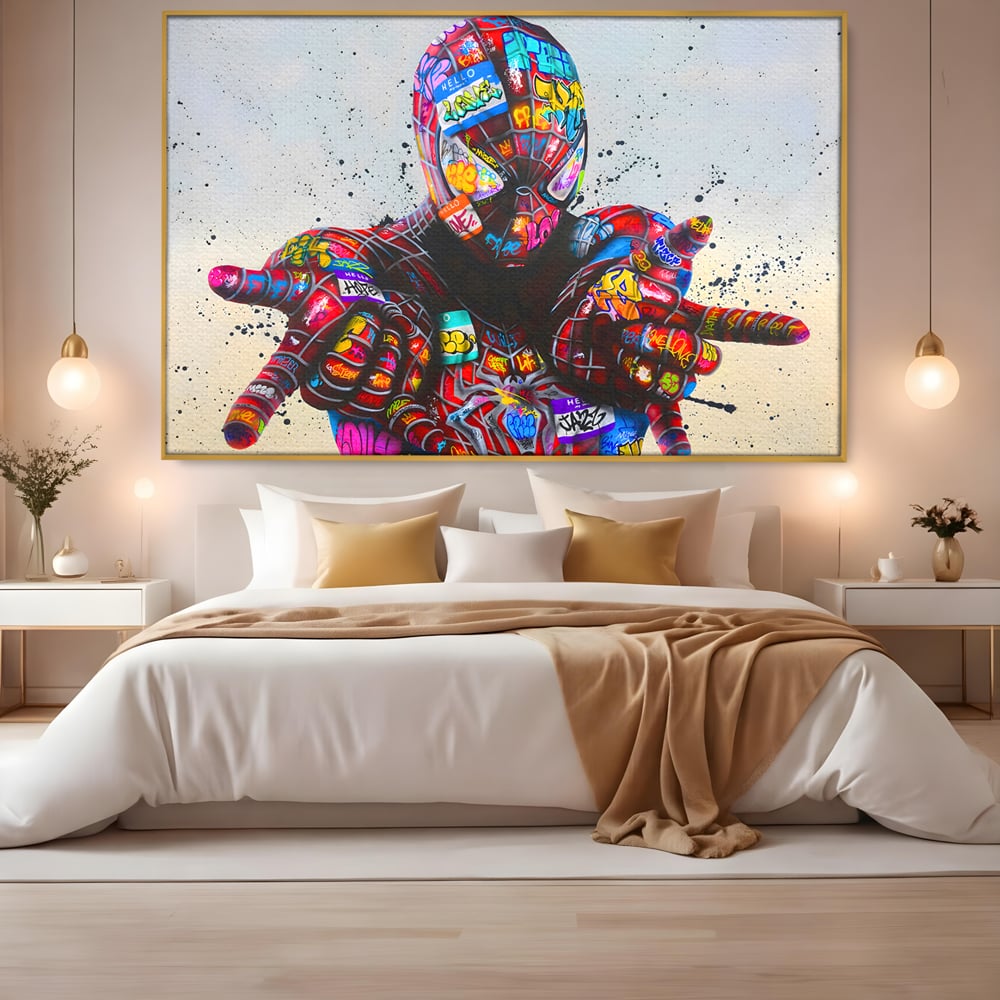 Tablou canvas cu tablou canvas cu omul paianjen in stil grafitti, in rama de aluminiu auriu, pe perete intr-un dormitor