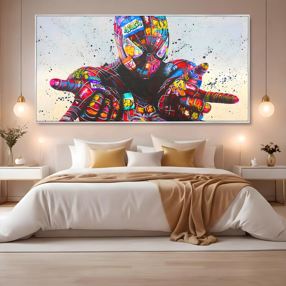 Tablou canvas cu tablou canvas cu omul paianjen in stil grafitti, in rama de aluminiu argintiu, pe perete intr-un dormitor