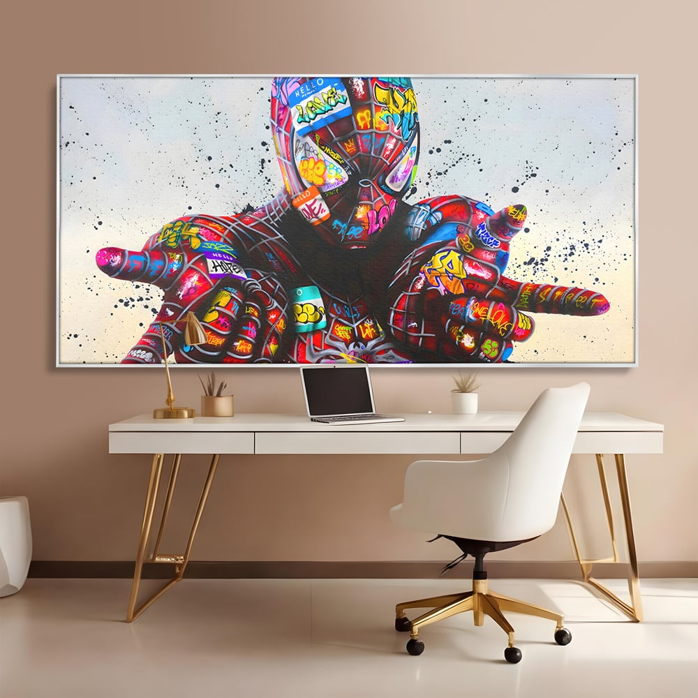 Tablou canvas cu tablou canvas cu omul paianjen in stil grafitti, in rama de aluminiu argintiu, pe perete intr-un birou