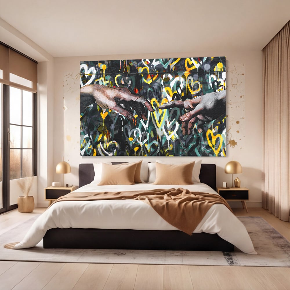 Tablou canvas cu tablou canvas cu mainile care se ating si fundal cu inimi, fara rama, pe sasiu de lemn, pe perete intr-un dormitor