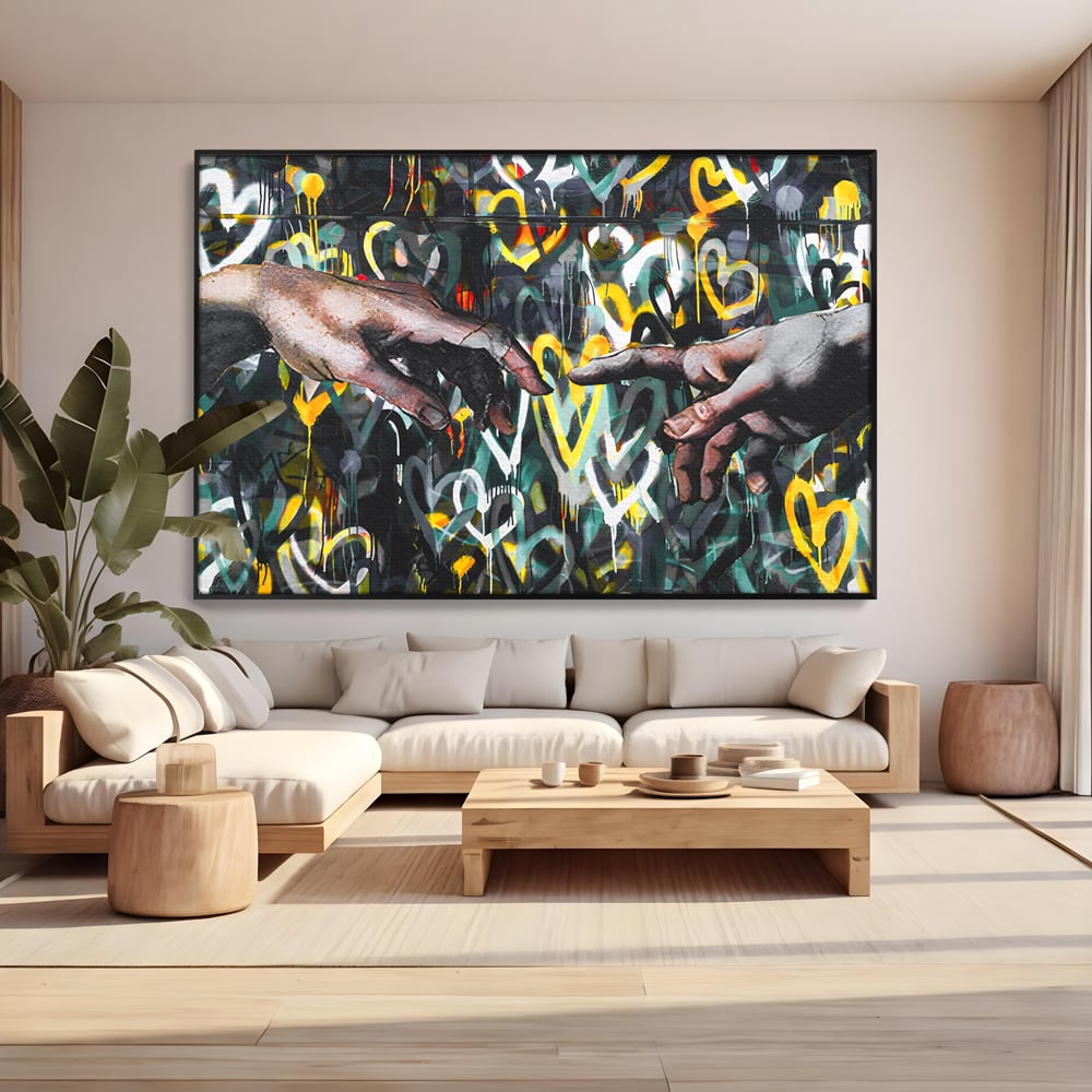Tablou canvas cu tablou canvas cu mainile care se ating si fundal cu inimi, in rama de aluminiu negru, pe perete intr-un living