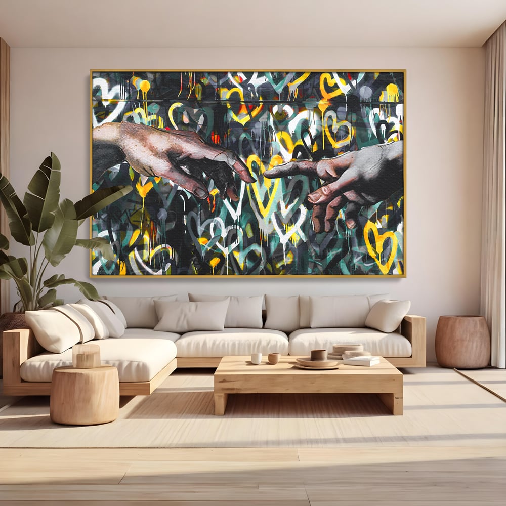 Tablou canvas cu tablou canvas cu mainile care se ating si fundal cu inimi, in rama de aluminiu auriu, pe perete intr-un living