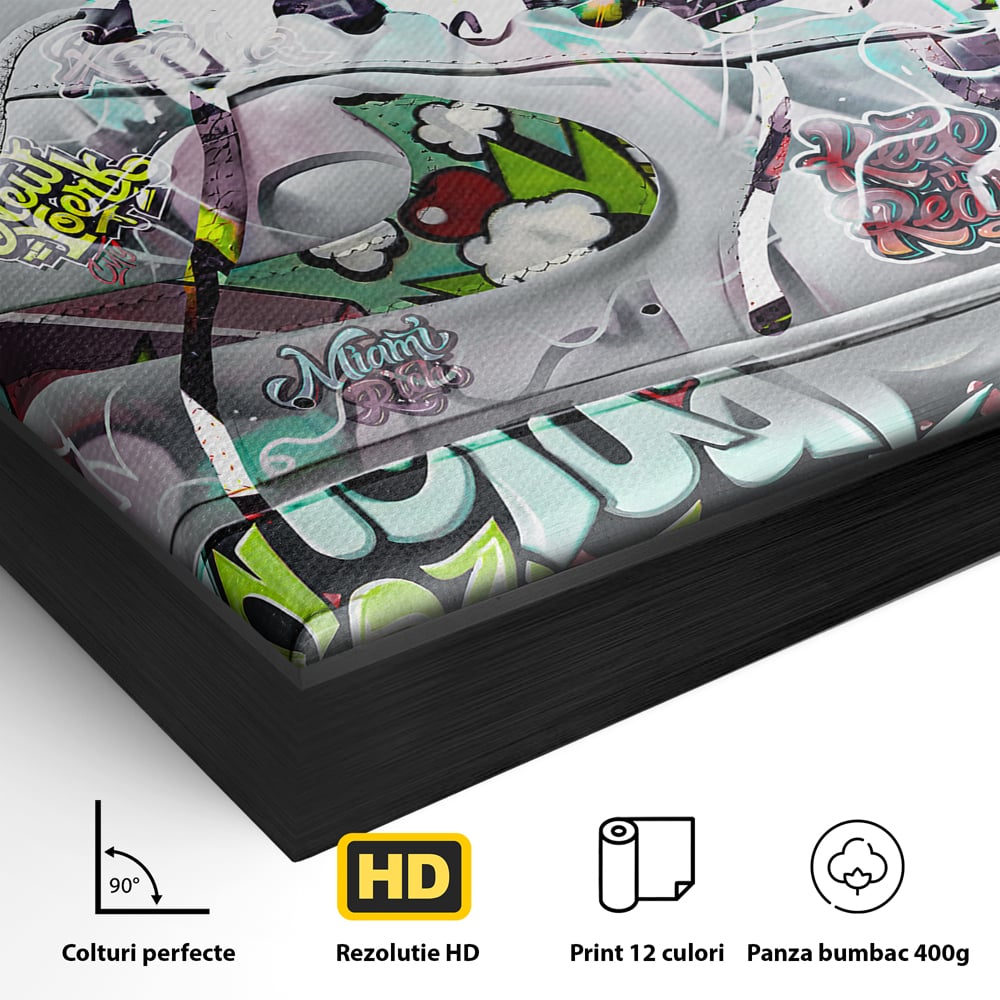Detaliu al suprafetei: tablou canvas cu adidasi graffiti, in rama de aluminiu negru