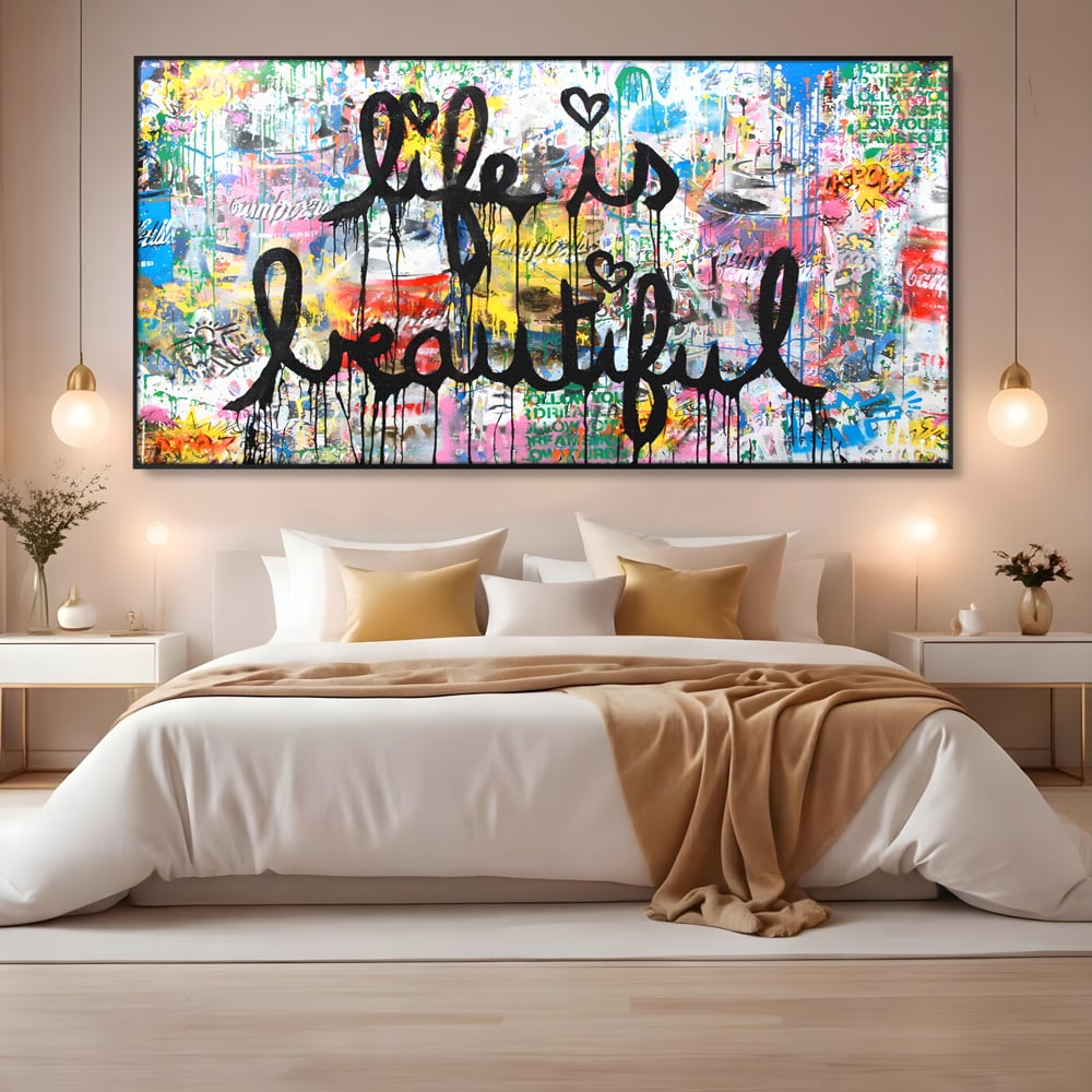 Tablou canvas cu tablou canvas cu graffiti motivational, in rama de aluminiu negru, pe perete intr-un dormitor