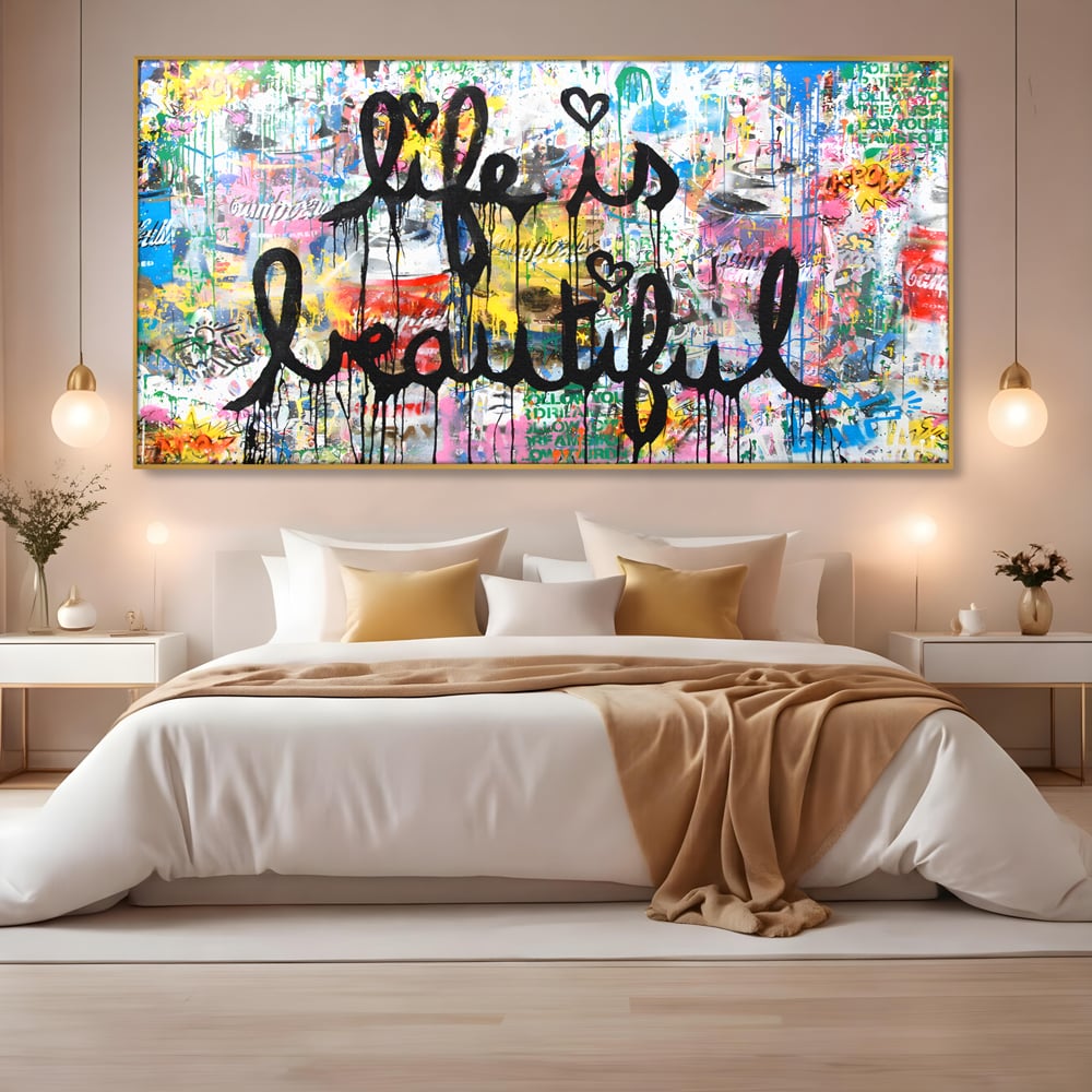 Tablou canvas cu tablou canvas cu graffiti motivational, in rama de aluminiu auriu, pe perete intr-un dormitor
