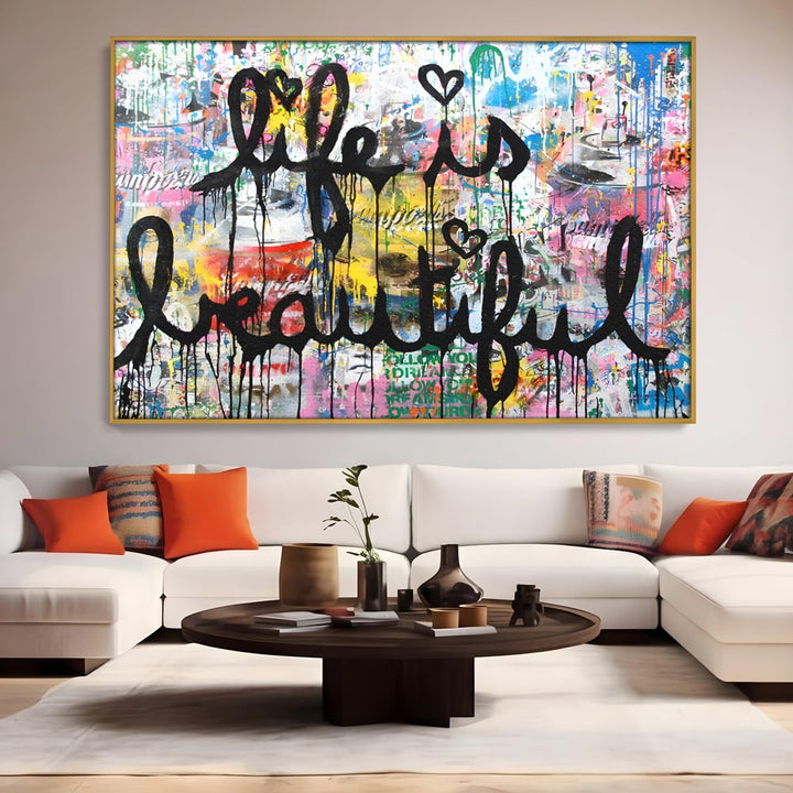Tablou canvas cu tablou canvas cu graffiti motivational, in rama de aluminiu auriu, pe perete intr-un living