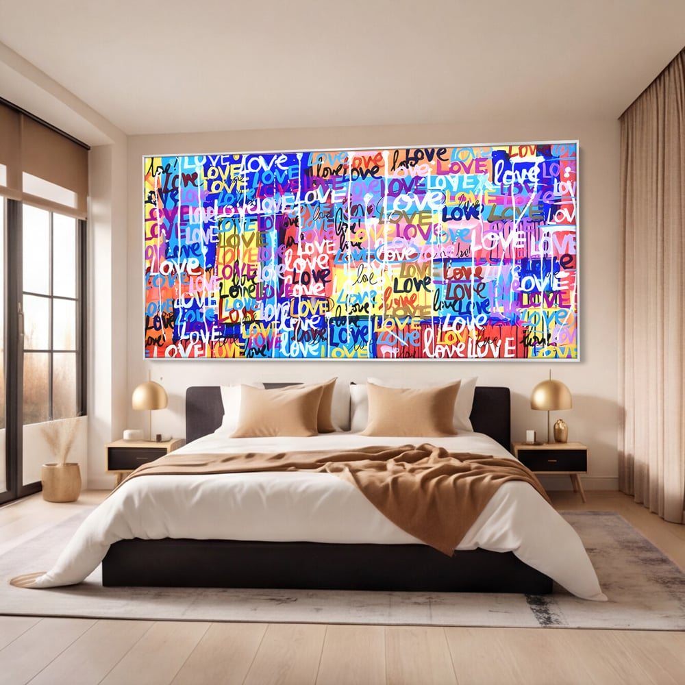 Tablou canvas cu tablou canvas cu graffiti colorat si cuvantul love, in rama de aluminiu argintiu, pe perete intr-un dormitor