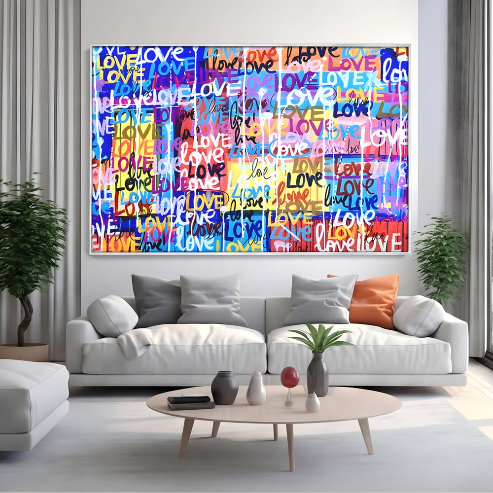 Tablou canvas cu tablou canvas cu graffiti colorat si cuvantul love, in rama de aluminiu argintiu, pe perete intr-un living