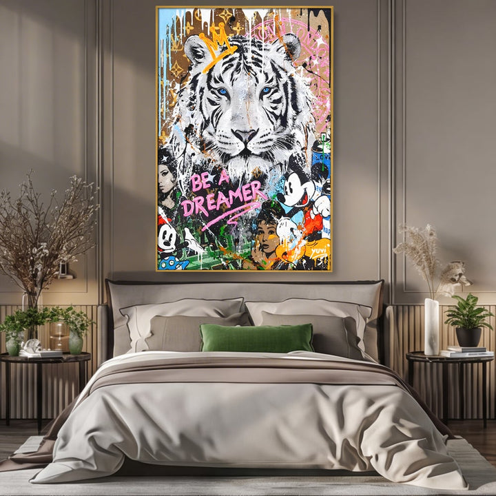 Tablou canvas cu tablou canvas cu tigru alb si personaje pop-art, in rama de aluminiu auriu, pe perete intr-un dormitor