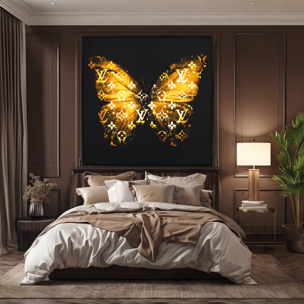 Tablou canvas cu tablou canvas cu fluture auriu, in rama de aluminiu negru, pe perete intr-un dormitor