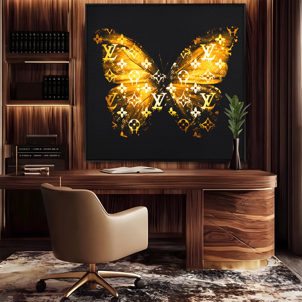 Tablou canvas cu tablou canvas cu fluture auriu, in rama de aluminiu negru, pe perete intr-un birou