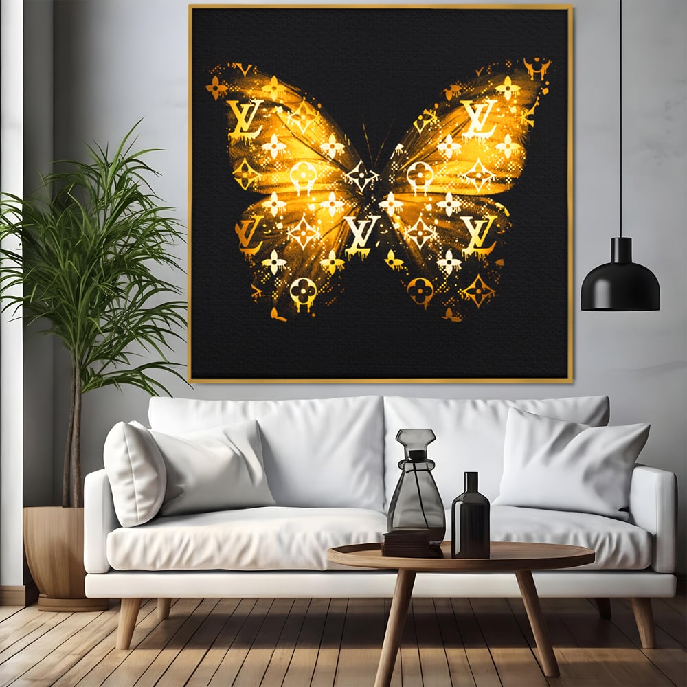 Tablou canvas cu tablou canvas cu fluture auriu, in rama de aluminiu auriu, pe perete intr-un living