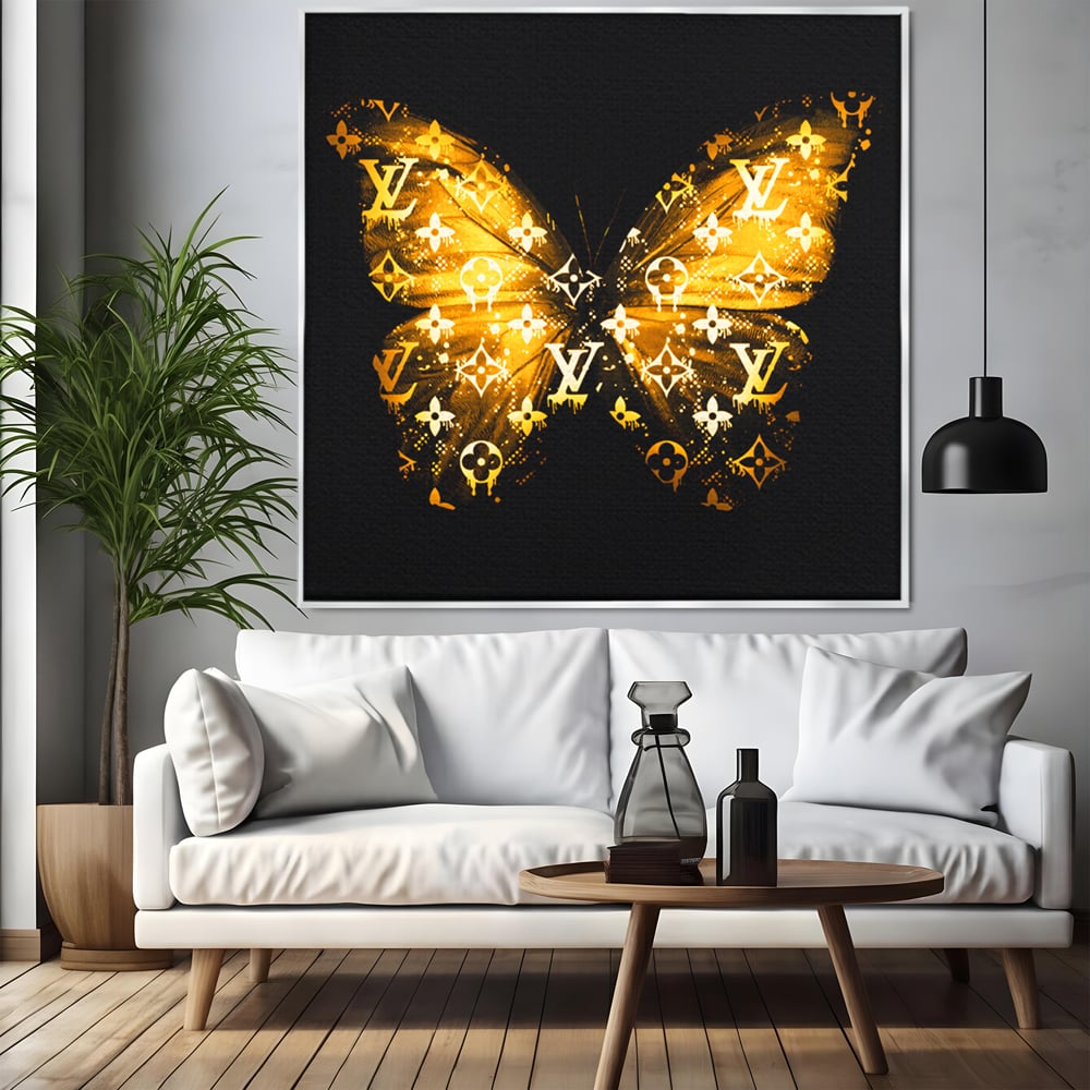 Tablou canvas cu tablou canvas cu fluture auriu, in rama de aluminiu argintiu, pe perete intr-un living