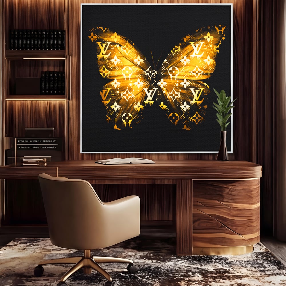 Tablou canvas cu tablou canvas cu fluture auriu, in rama de aluminiu argintiu, pe perete intr-un birou