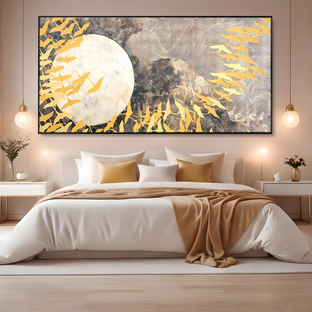 Tablou canvas cu tablou canvas cu pasari aurii si luna, in rama de aluminiu negru, pe perete intr-un dormitor