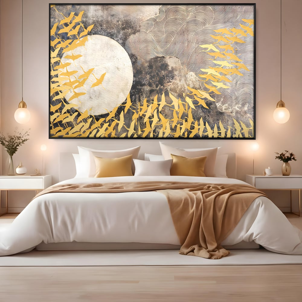 Tablou canvas cu tablou canvas cu pasari aurii si luna, in rama de aluminiu negru, pe perete intr-un dormitor