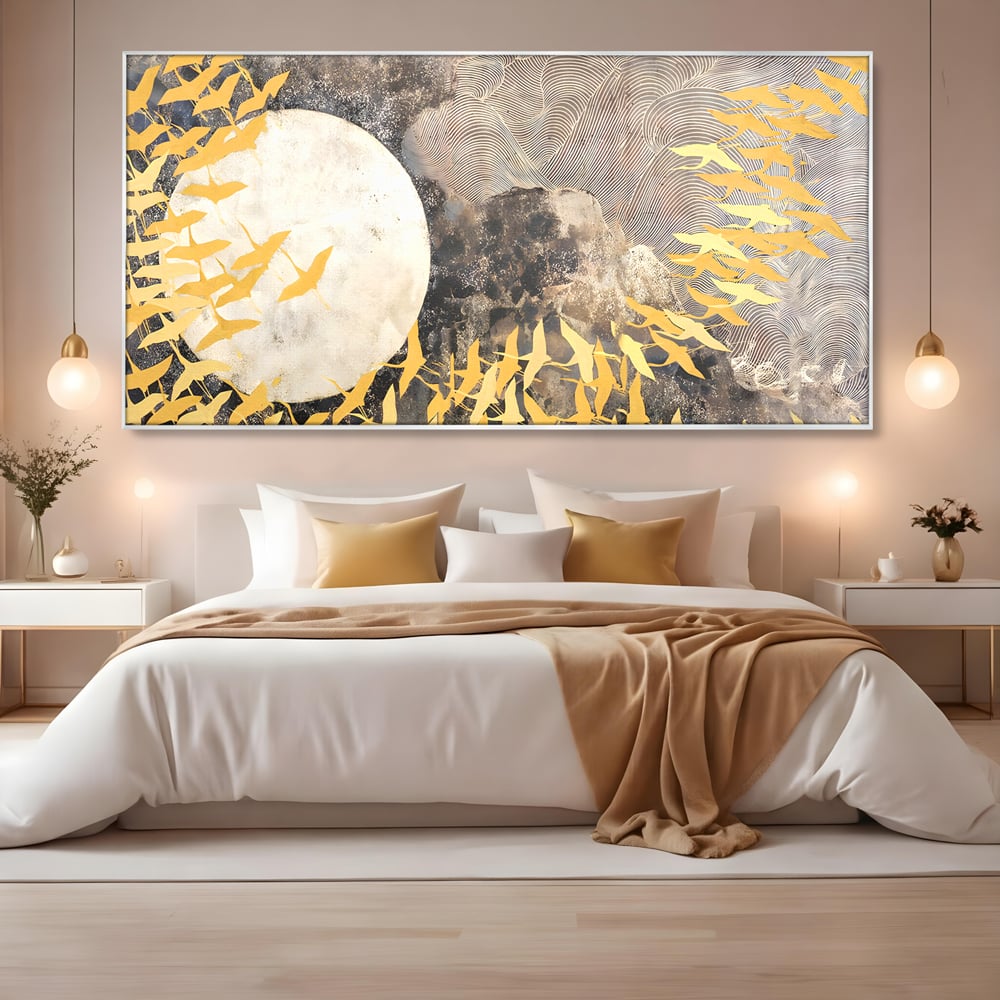 Tablou canvas cu tablou canvas cu pasari aurii si luna, in rama de aluminiu argintiu, pe perete intr-un dormitor