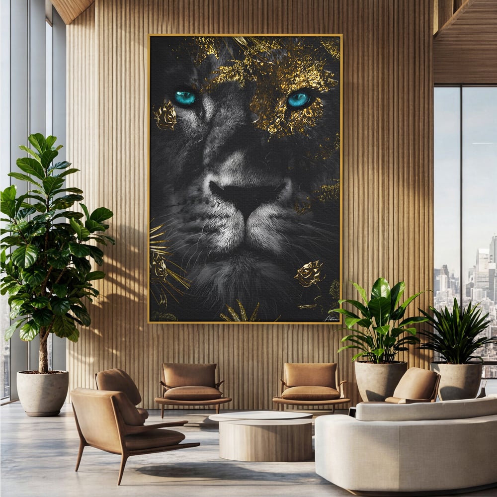 Tablou canvas cu tablou canvas cu leu si ochi albastri, in rama de aluminiu auriu, pe perete intr-un birou