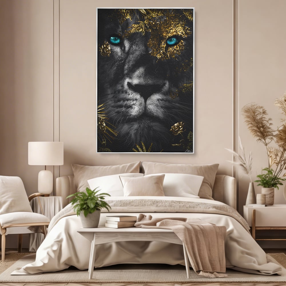 Tablou canvas cu tablou canvas cu leu si ochi albastri, in rama de aluminiu argintiu, pe perete intr-un dormitor