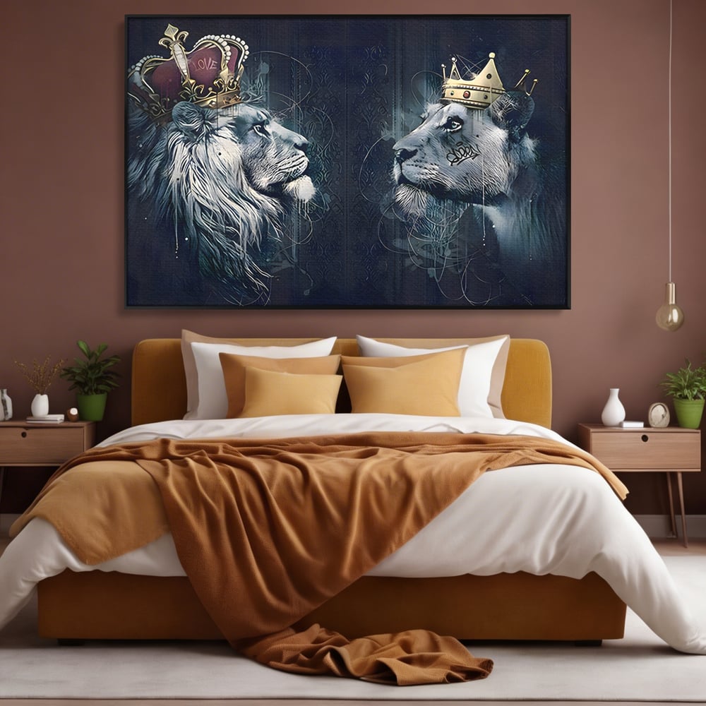 Tablou canvas cu tablou canvas cu leu si leoaica incoronati, in rama de aluminiu negru, pe perete intr-un dormitor