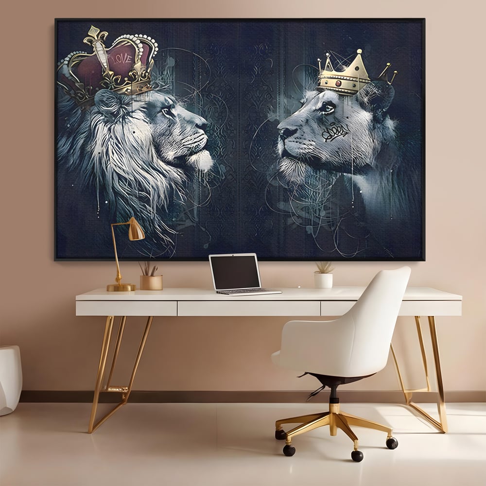 Tablou canvas cu tablou canvas cu leu si leoaica incoronati, in rama de aluminiu negru, pe perete intr-un birou