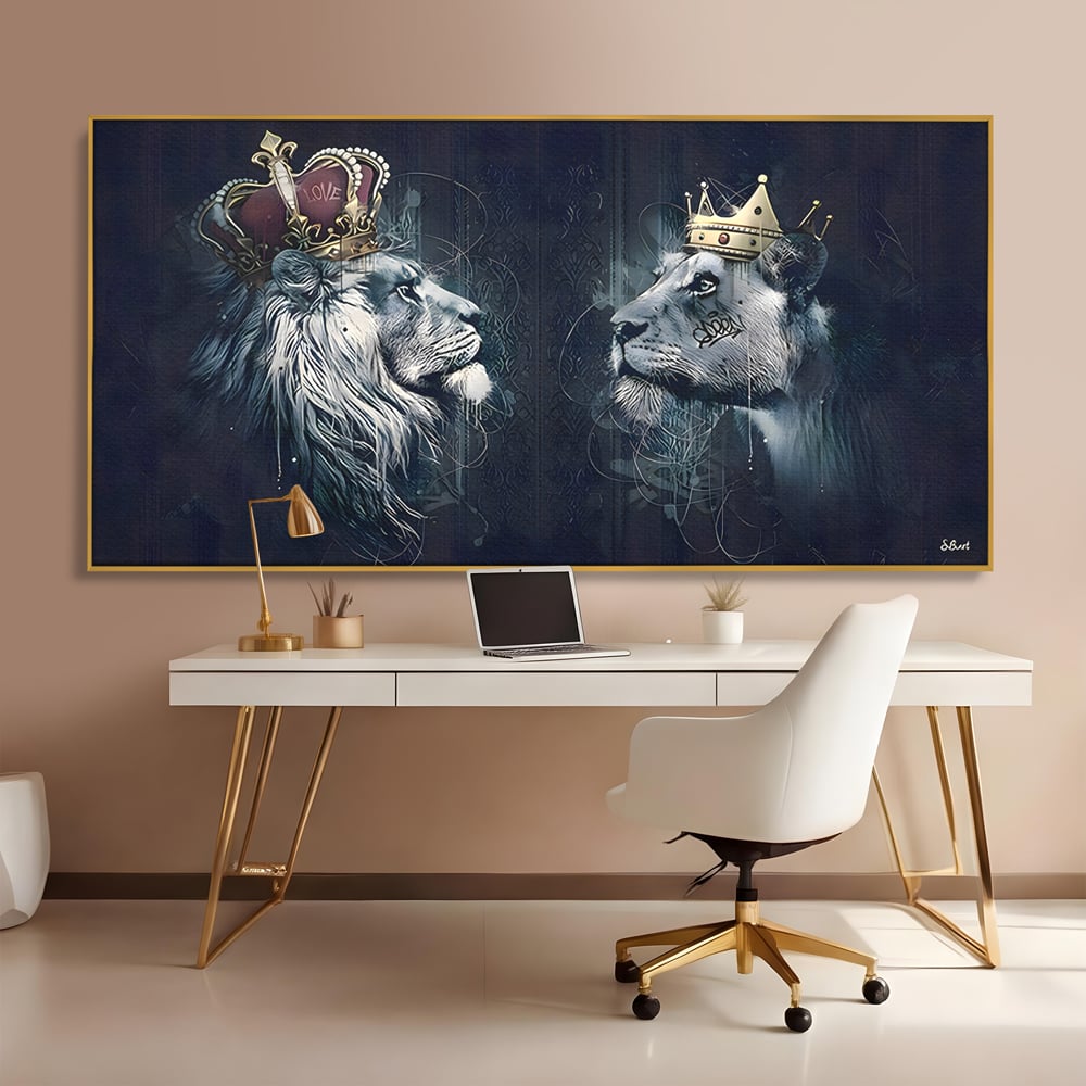 Tablou canvas cu tablou canvas cu leu si leoaica incoronati, in rama de aluminiu auriu, pe perete intr-un birou