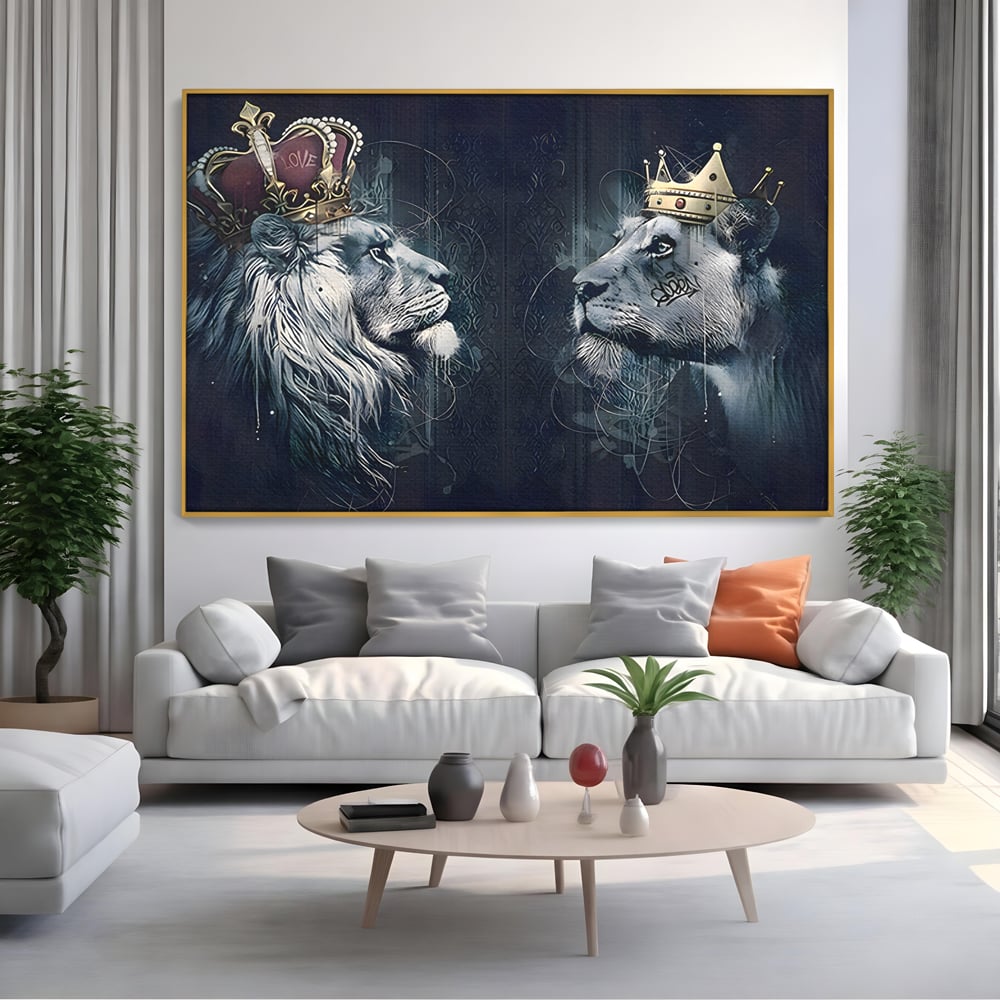 Tablou canvas cu tablou canvas cu leu si leoaica incoronati, in rama de aluminiu auriu, pe perete intr-un living