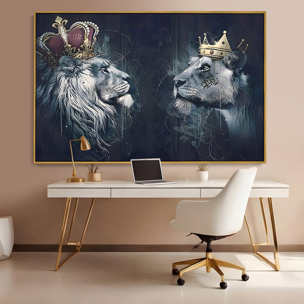 Tablou canvas cu tablou canvas cu leu si leoaica incoronati, in rama de aluminiu auriu, pe perete intr-un birou